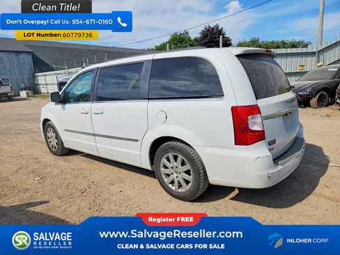 Used 2014 Chrysler Town & Country Touring FWD image 3