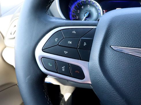 Used 2024 Chrysler Pacifica Touring-L FWD image 29