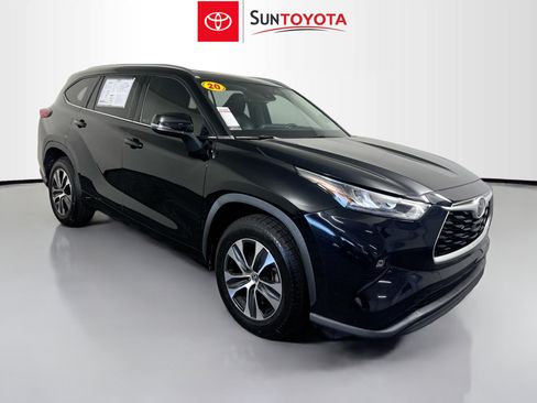 Used 2020 Toyota Highlander XLE FWD image 1