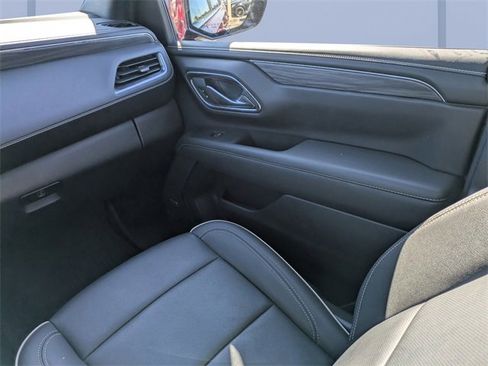 Used 2024 GMC Yukon SLT w/ SLT Luxury Package image 19