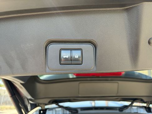 Used 2025 Nissan Rogue SV FWD image 22