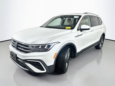 Used 2023 Volkswagen Tiguan SE AWD/4WD image 3