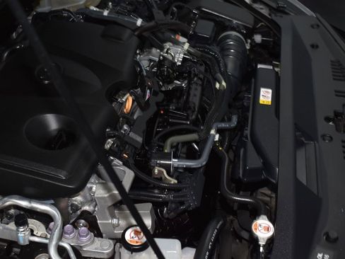 Used 2021 Toyota Camry SE image 19