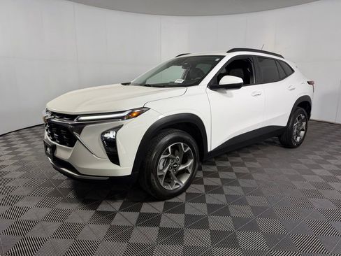 Used 2025 Chevrolet Trax LT FWD image 4