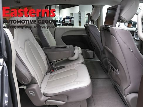 Used 2017 Chrysler Pacifica Touring-L Plus w/ Advanced Safetytec Group FWD image 25