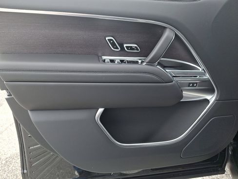 New 2025 Land Rover Range Rover Long Wheelbase SE image 12