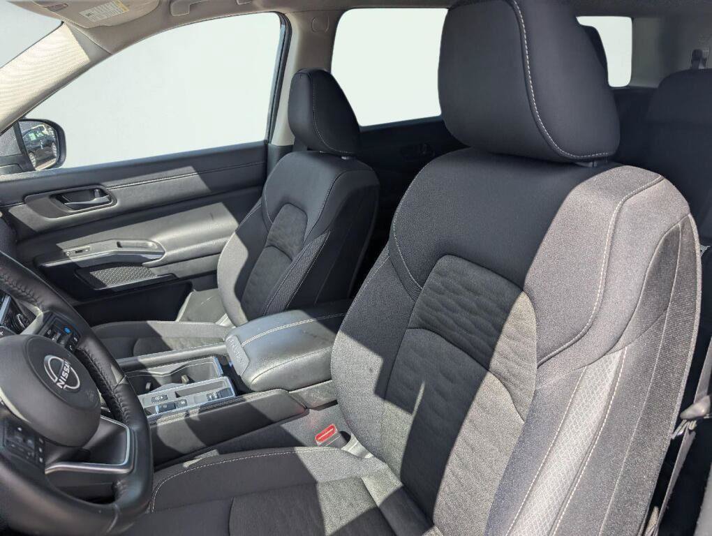 Used 2025 Nissan Pathfinder SV FWD image 10
