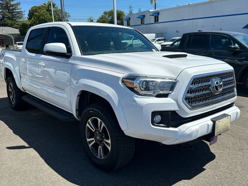 Used 2017 Toyota Tacoma TRD Sport AWD/4WD image 3