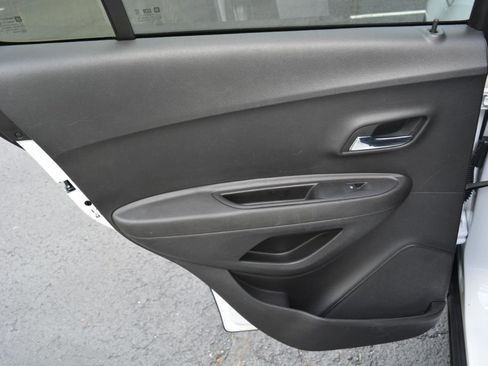 Used 2018 Chevrolet Trax LT w/ LT Convenience Package image 17