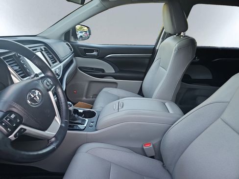 Used 2017 Toyota Highlander Limited Platinum image 13
