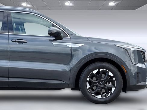 Used 2024 Kia Sorento S image 36