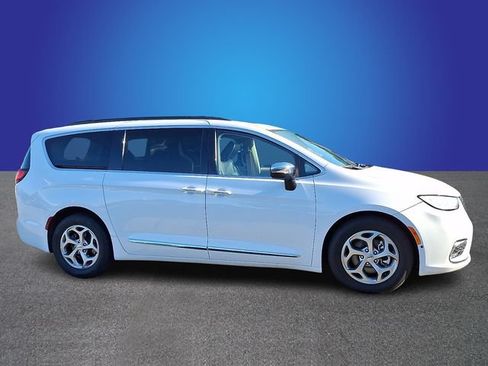 Used 2023 Chrysler Pacifica Limited FWD image 3