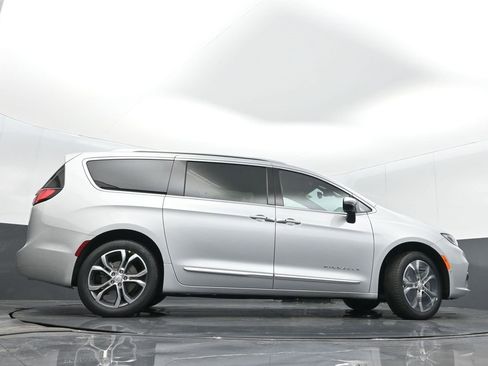 New 2026 Chrysler Pacifica Pinnacle image 38