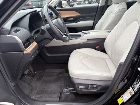 Used 2024 Toyota Grand Highlander AWD image 4