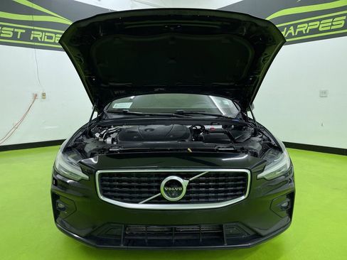 Used 2019 Volvo S60 T5 R-Design image 4