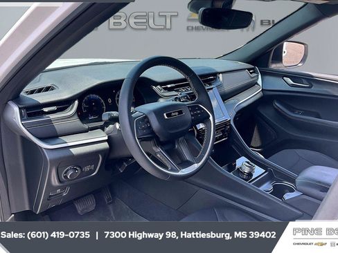 Used 2024 Jeep Grand Cherokee Laredo X RWD image 12