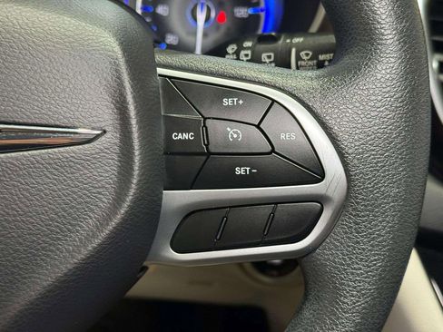 Used 2018 Chrysler Pacifica Touring Plus w/ Tire & Wheel Group FWD image 10