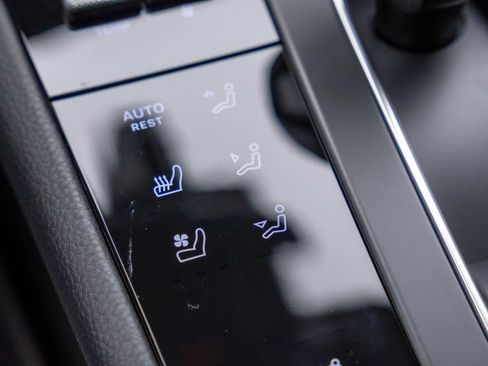 Certified 2025 Porsche Macan Turbo image 26