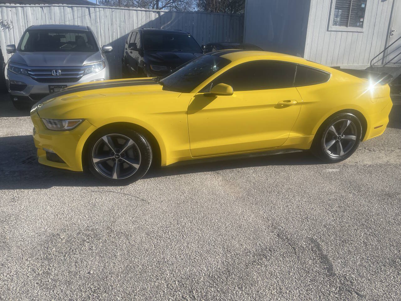 Used 2017 Ford Mustang GT RWD image 4