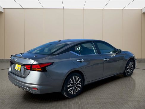 Used 2023 Nissan Altima 2.5 SV image 3