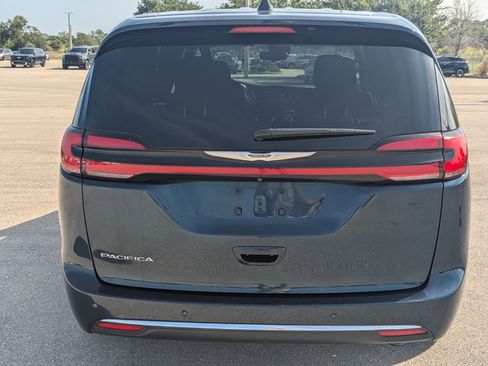 Used 2024 Chrysler Pacifica Touring FWD image 6