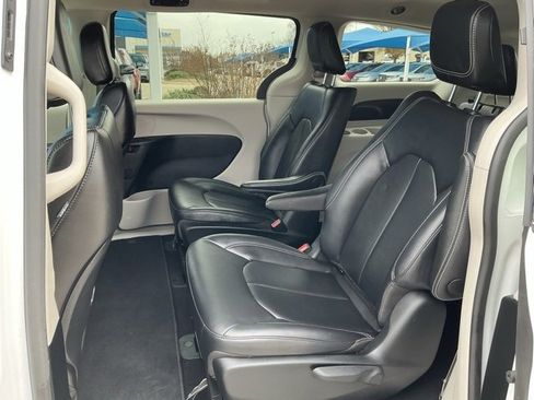 Used 2024 Chrysler Pacifica Select image 10