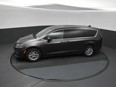 Used 2023 Chrysler Pacifica Touring-L FWD image 46