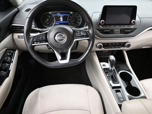 Used 2022 Nissan Altima 2.5 SV w/ SV Premium Package image 13
