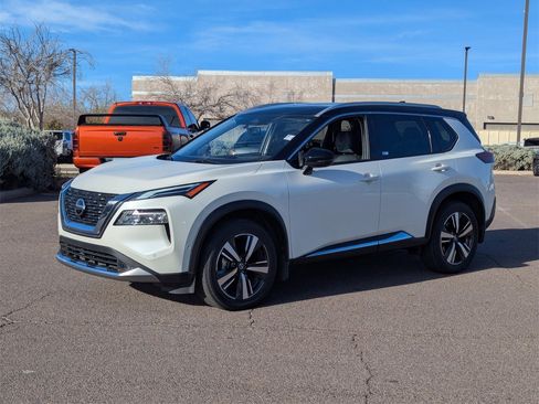 Used 2021 Nissan Rogue Platinum image 3