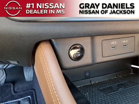 Used 2024 Nissan Rogue Platinum w/ Platinum Premium Package FWD image 16