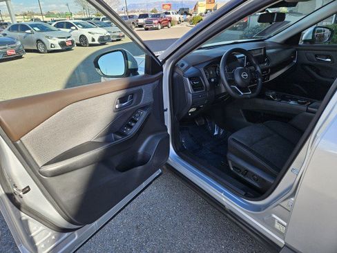 Used 2022 Nissan Rogue SV image 8