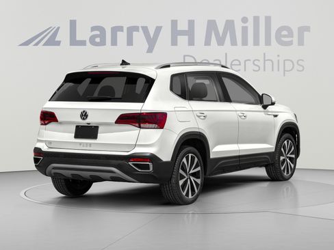 Used 2024 Volkswagen Taos SE w/ Panoramic Sunroof Package AWD/4WD image 2