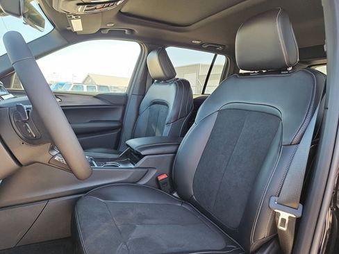 New 2025 Jeep Grand Cherokee Altitude image 12