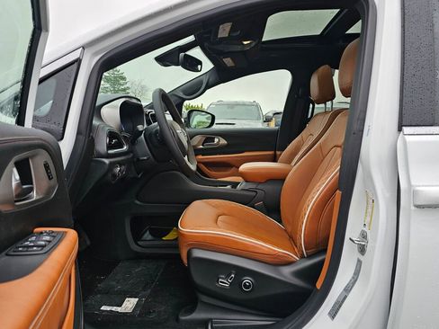 New 2026 Chrysler Pacifica Pinnacle image 18