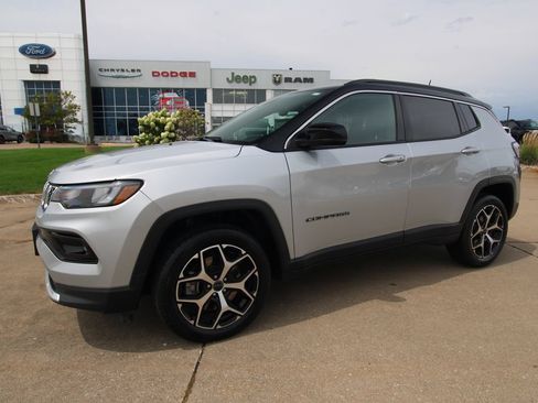 Used 2025 Jeep Compass Limited AWD/4WD image 18