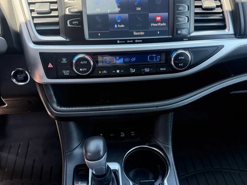 Used 2017 Toyota Highlander SE AWD/4WD image 12