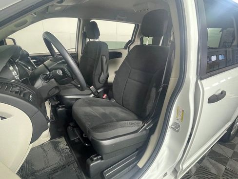 Used 2019 Dodge Grand Caravan SE w/ UConnect Hands-Free Group image 21