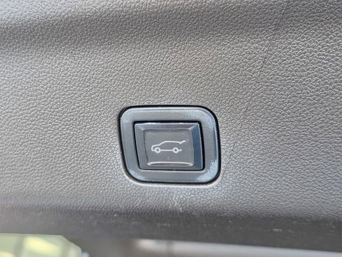 Used 2022 GMC Yukon XL SLT w/ SLT Luxury Package image 13