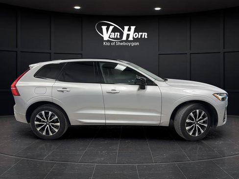 Used 2025 Volvo XC60 B5 Plus image 8