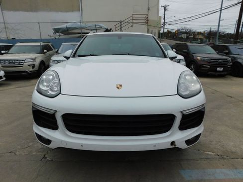 Used 2016 Porsche Cayenne image 2