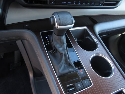 Used 2024 Toyota Sienna XLE image 25