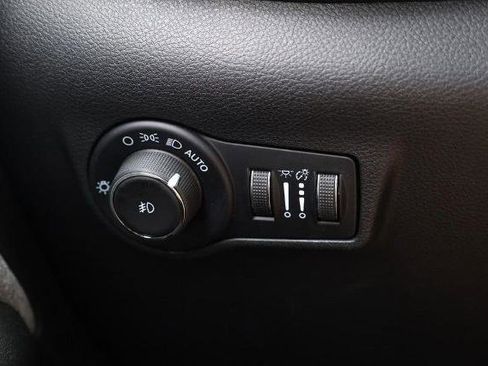 Used 2025 Jeep Compass Latitude w/ Sun & Sound Group image 18