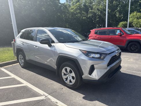 Used 2022 Toyota RAV4 LE AWD/4WD image 5