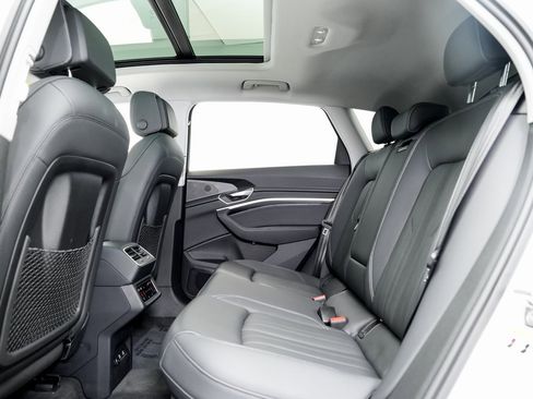 Used 2024 Audi Q8 e-tron Premium Plus image 23