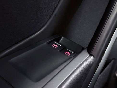 Used 2018 Volkswagen Beetle 2.0T SE image 42