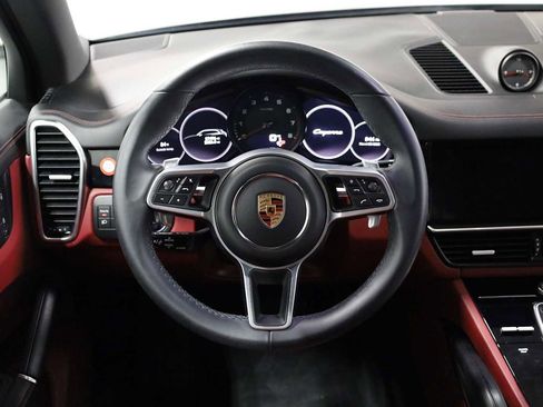 Used 2022 Porsche Cayenne image 25