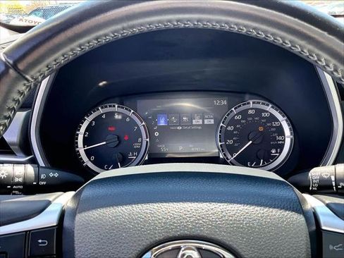Used 2024 Toyota Highlander XLE FWD image 26