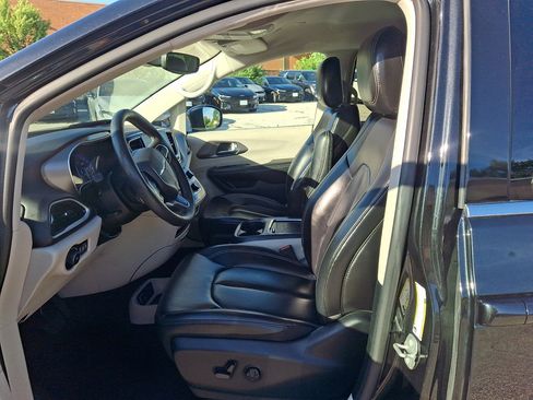 Used 2023 Chrysler Pacifica Touring-L FWD image 22