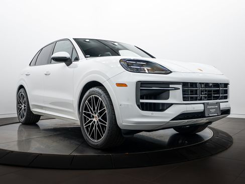 Certified 2026 Porsche Cayenne AWD/4WD image 9
