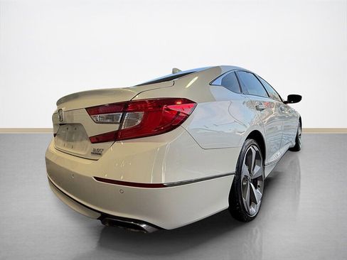 Used 2018 Honda Accord Touring image 4